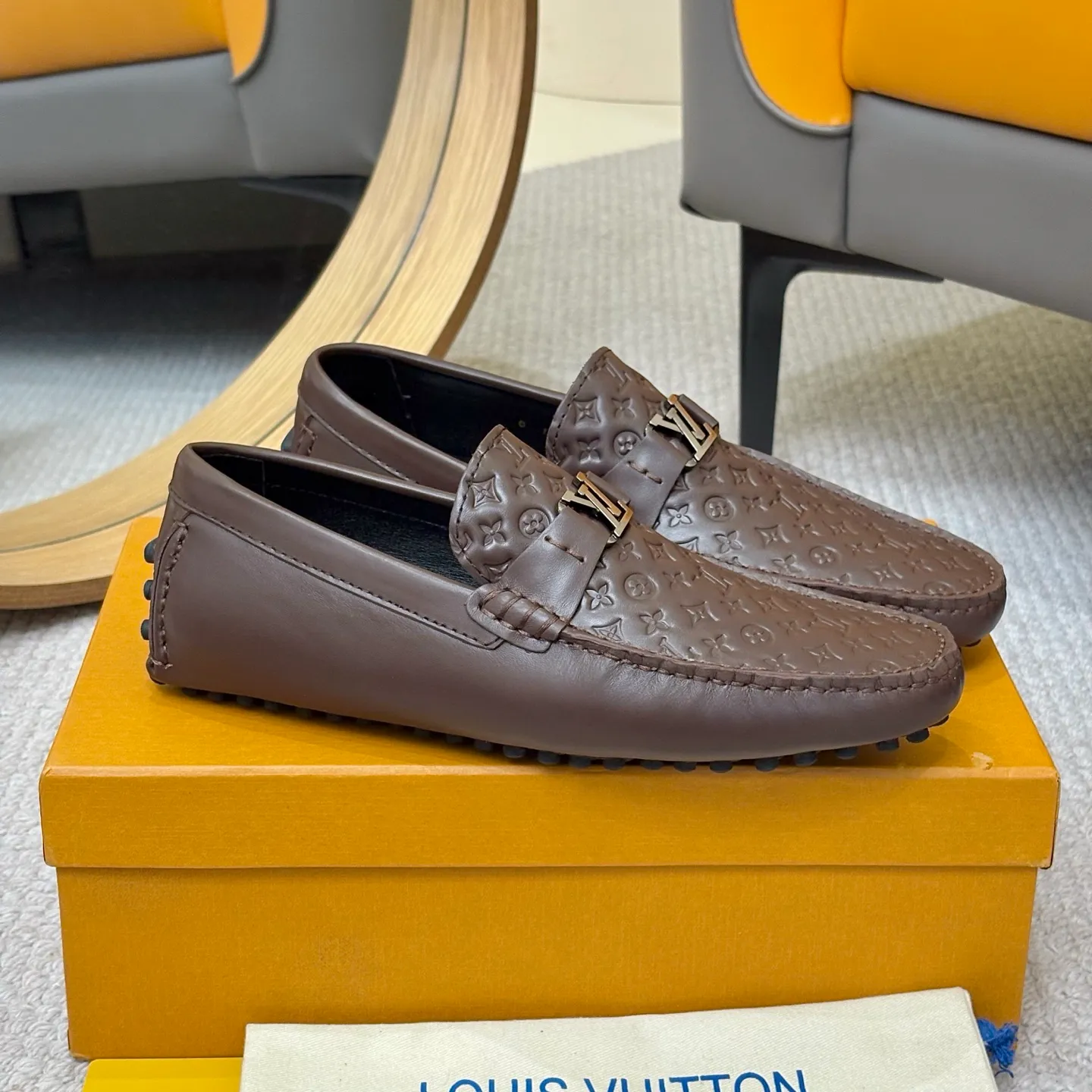 Men's men's shoes 💰420 (Yangli) LV 2⃣️0⃣️2⃣️5️⃣Spring and summer counter GLORIA series models ✈️Original factory special leather production, original last type. A classic driving slip-on casual shoe that shows an elegant style with exquisite craftsmanship details such as Monogram embossing all over the upper🌀Italian imported calfskin fabric Sheepskin foot pads➕Inside～Private mold replica sole Unique style Comfortable driving slip-on Size: 4-12 (38-46) Comes with [Counter packaging: original box, wrapping paper, card, instruction manual, shoehorn, cloth bag] No pressure to enter and leave the counter!